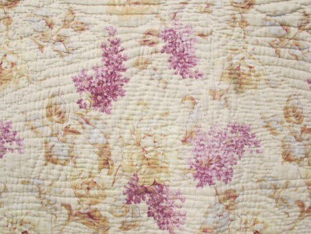 res_detail_of_cream_and_lilac_quilt